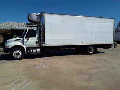 International 4300 26 ft Refrigerated Truck - 6 Speed Automatic, Liftgate