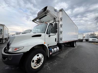 International 4300 26 ft Refrigerated Truck - 6 Speed Automatic, Liftgate