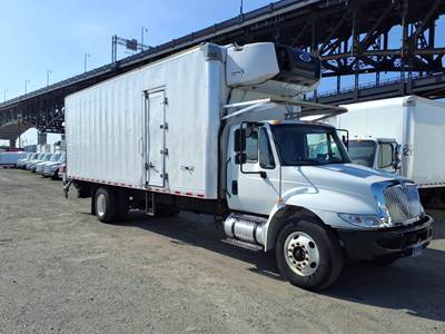 International 4300 26 ft Refrigerated Truck - 6 Speed Automatic, Liftgate