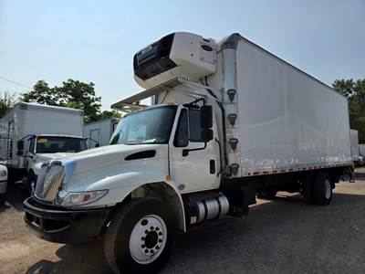 International 4300 SBA 26 ft Refrigerated Truck - 6 Speed Automatic, Liftgate
