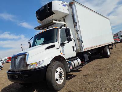 International MV607 26 ft Refrigerated Truck - 6 Speed Automatic, Liftgate