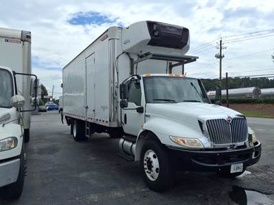 International MV607 26 ft Refrigerated Truck - 240HP, 6 Speed Automatic, Liftgate