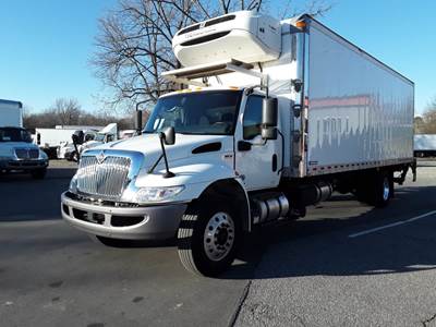 International MV607 26 ft Refrigerated Truck - 260HP, 6 Speed Automatic, Liftgate