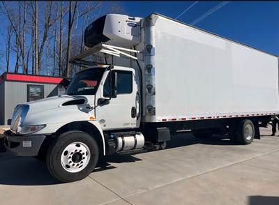 International MV607 26 ft Refrigerated Truck - 240HP, 6 Speed Automatic, Liftgate