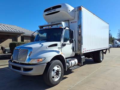 International MV607 22 ft Refrigerated Truck - 240HP, 6 Speed Automatic, Liftgate