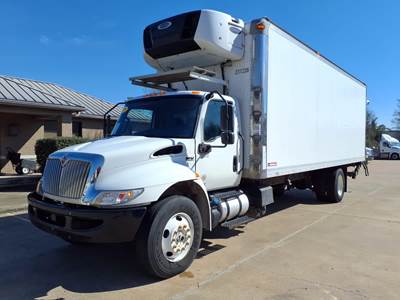 International MV607 26 ft Refrigerated Truck - 240HP, 6 Speed Automatic, Liftgate