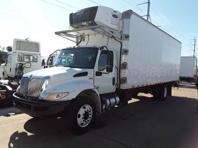 International MV607 26 ft Refrigerated Truck - 240HP, 6 Speed Automatic, Liftgate