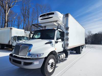 International MV607 26 ft Refrigerated Truck - 240HP, 6 Speed Automatic, Liftgate