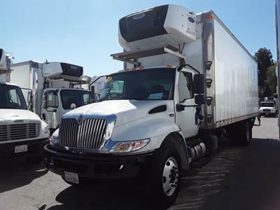 International MV607 26 ft Refrigerated Truck - 240HP, 6 Speed Automatic, Liftgate
