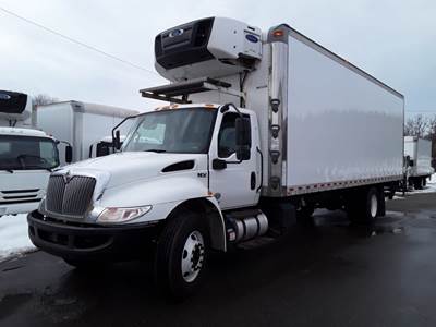 International MV607 26 ft Refrigerated Truck - 240HP, 6 Speed Automatic, Liftgate