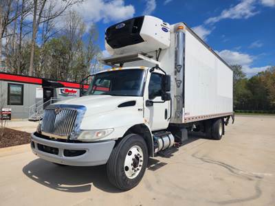 International MV607 26 ft Refrigerated Truck - 240HP, 6 Speed Automatic, Liftgate