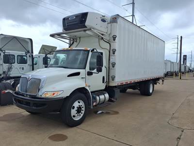 International MV607 26 ft Refrigerated Truck - 240HP, 6 Speed Automatic, Liftgate