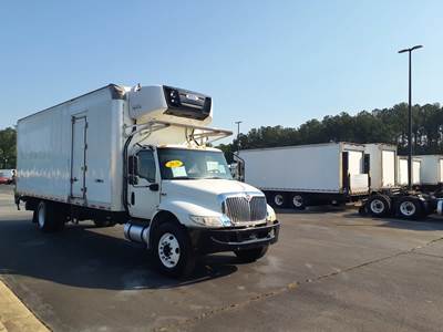 International MV607 26 ft Refrigerated Truck - 240HP, 6 Speed Automatic, Liftgate