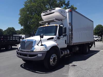 International MV607 20 ft Refrigerated Truck - 240HP, 6 Speed Automatic, Liftgate