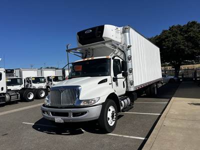 International MV607 26 ft Refrigerated Truck - 240HP, 6 Speed Automatic, Liftgate