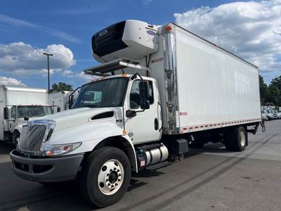 International MV607 26 ft Refrigerated Truck - 240HP, 6 Speed Automatic, Liftgate