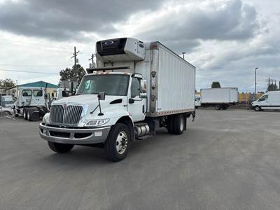 International MV607 20 ft Refrigerated Truck - 240HP, 6 Speed Automatic, Liftgate