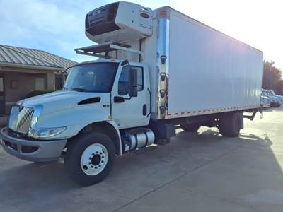International MV607 26 ft Refrigerated Truck - 280HP, 6 Speed Automatic, Liftgate
