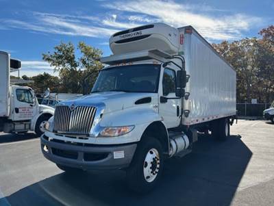 International MV607 26 ft Refrigerated Truck - 280HP, 7 Speed Automatic, Liftgate