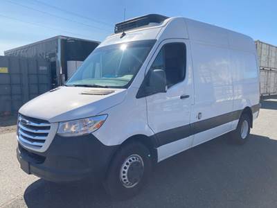 Mercedes-Benz F3CA144 Refrigerated Truck - 188HP, 5 Speed Automatic