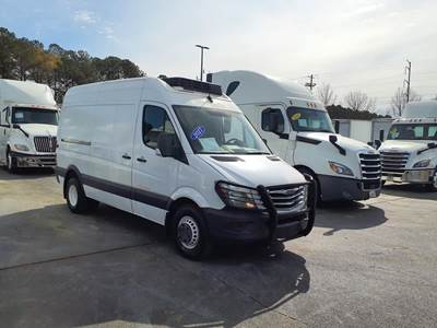 Mercedes-Benz F3CA144 Refrigerated Truck - 188HP, 5 Speed Automatic