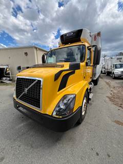 Volvo VNL64T 26 ft Refrigerated Truck - 385HP, 12 Speed Automatic, Liftgate