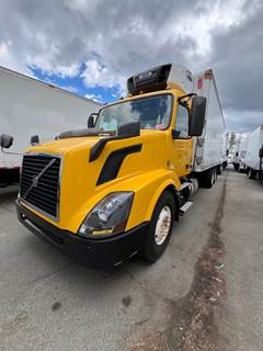 Volvo VNL64T 26 ft Refrigerated Truck - 385HP, 12 Speed Automatic, Liftgate