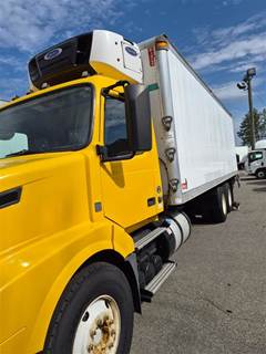 Volvo VNL64T 26 ft Refrigerated Truck - 385HP, 12 Speed Automatic, Liftgate