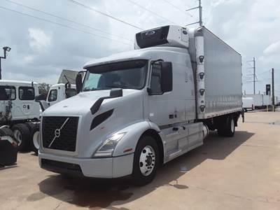 Volvo VNR42-640 20 ft Refrigerated Truck - 455HP, 12 Speed Automatic, Liftgate