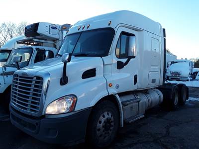 Freightliner Cascadia 113 Sleeper Semi Truck - 60" Mid Roof Sleeper, 450HP, 12 Speed Automatic