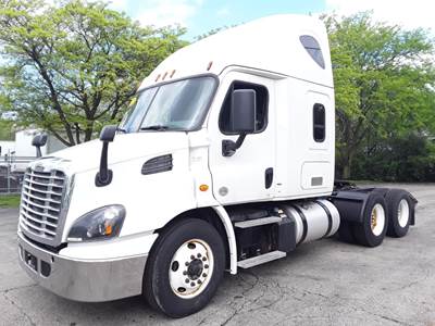 Freightliner Cascadia 113 Sleeper Semi Truck - 72" Condo Sleeper, 410HP, 10 Speed Manual
