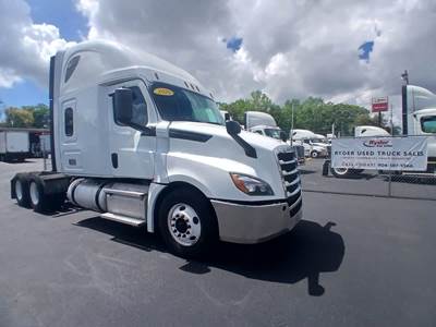 Freightliner Cascadia 116 Sleeper Semi Truck - 70" Condo Sleeper, 455HP, 12 Speed Automatic