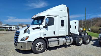 Freightliner Cascadia 116 Sleeper Semi Truck - 62" Mid Roof Sleeper, 450HP, 12 Speed Automatic