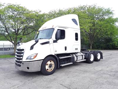 Freightliner Cascadia 116 Sleeper Semi Truck - 72" Condo Sleeper, 450HP, 12 Speed Automatic