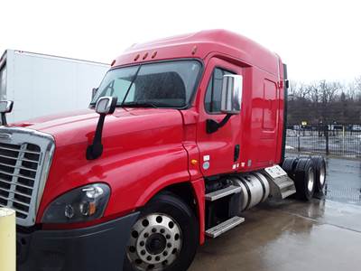 Freightliner Cascadia 125 Sleeper Semi Truck - 61" Mid Roof Sleeper, 425HP, 10 Speed Automatic