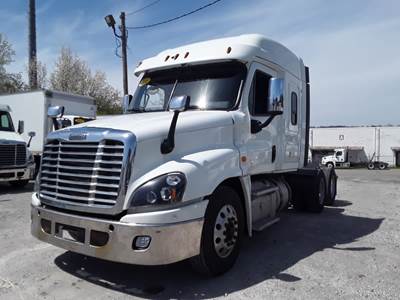 Freightliner Cascadia 125 Sleeper Semi Truck - 76" Mid Roof Sleeper, 475HP, 10 Speed Manual