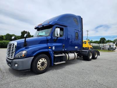 Freightliner Cascadia 125 Sleeper Semi Truck - 70" Condo Sleeper, 450HP, 10 Speed Manual