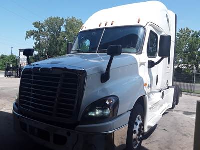 Freightliner Cascadia 125 Sleeper Semi Truck - 70" Condo Sleeper, 455HP, 12 Speed Automatic