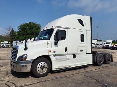 Freightliner Cascadia 125 Sleeper Semi Truck - 70" Condo Sleeper, 455HP, 10 Speed Manual