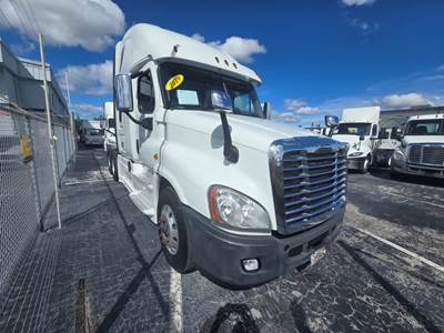 Freightliner Cascadia 125 Sleeper Semi Truck - 48" Condo Sleeper, 475HP, 12 Speed Automatic