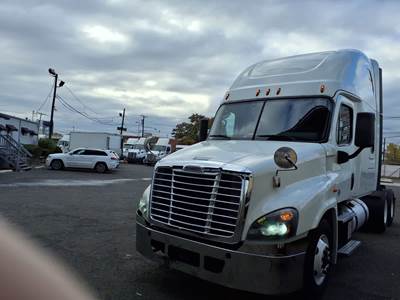 Freightliner Cascadia 125 Sleeper Semi Truck - 72" Condo Sleeper, 450HP, 10 Speed Automatic