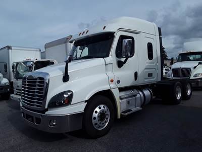 Freightliner Cascadia 125 Sleeper Semi Truck - 72" Mid Roof Sleeper, 475HP, 10 Speed Manual
