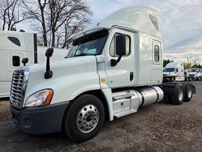 Freightliner Cascadia 125 Sleeper Semi Truck - 50" Condo Sleeper, 455HP, 12 Speed Automatic