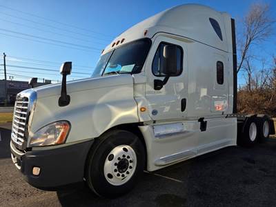 Freightliner Cascadia 125 Sleeper Semi Truck - 50" Condo Sleeper, 455HP, 12 Speed Automatic
