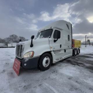 Freightliner Cascadia 125 Sleeper Semi Truck - 72" Condo Sleeper, 455HP, 12 Speed Automatic