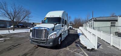 Freightliner Cascadia 125 Sleeper Semi Truck - 72" Condo Sleeper, 455HP, 12 Speed Automatic