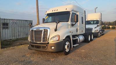 Freightliner Cascadia 125 Sleeper Semi Truck - 36" Mid Roof Sleeper, 475HP, 10 Speed Manual