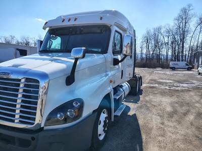 Freightliner Cascadia 125 Sleeper Semi Truck - 72" Mid Roof Sleeper, 450HP, 10 Speed Manual