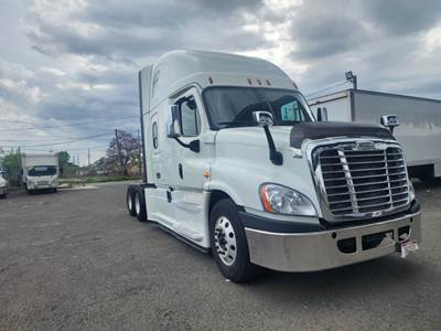 Freightliner Cascadia 125 Sleeper Semi Truck - 72" Condo Sleeper, 455HP, 10 Speed Manual
