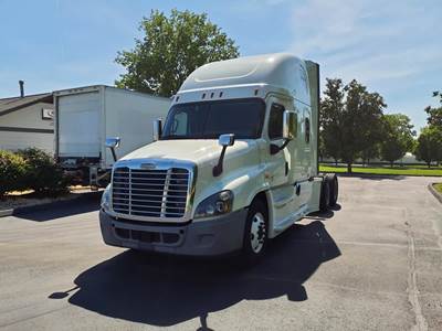 Freightliner Cascadia 125 Sleeper Semi Truck - 72" Condo Sleeper, 400HP, 10 Speed Automatic